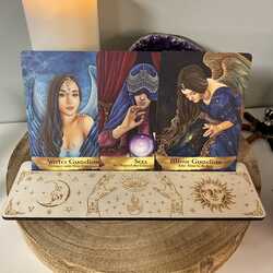 tarot-holder-hands-moon