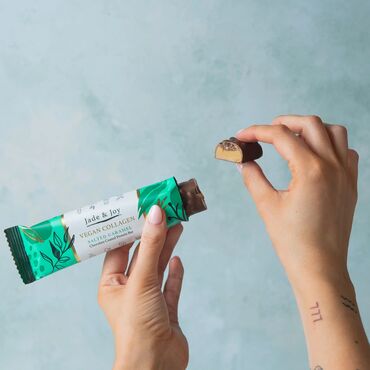 Jade & Joy Collagen Protein Bars - Salted Caramel Plant Protein Blend: Soya Protein Isolate, Pea Protein Isolate), Chocolate Flavoured Coating With Sweetener (16%) Mailitol), Cocoa Butter, Chicory Root Fibre, Cocoa Mass, Rice Flour, Emulsifier, Lecithin, Natural Flavouring), Soya Protein Nuggets (Soya Protein Isolate, Tapioca Starch, Sea Salt), Sweetener: Malitol, Bulking Agent: Polydextrose Powder, Beer Fibre, Humectant: Vegetable Glycerol, Almond Paste, Vegan Collagen (5%) T-Glycine, L. Proline, L Hydroxproline, L- Glutamic, Acerola Cherry Fruit Juice Extract, Natural Vitamin C, L-Alanine, L-Arginine, D-Aspartic Acid, Carrageen, Sea Moss Extract, Tremella Fuciformis L-lysine HCI, L Serine. L Leucine, L Valine Hyaluronic Acid, L-Phenylalanine. L Threonine, L Isoleucine: L Histidine, L-Tyrosine Trimanganese Copper Gluconate Anhydrous), Emulsifier Lecithin, Vegetable Oil, Vitamin and Mineral Blend Vitamin B6 (Pyridoxine, Vitamin C (Ascorbate), Calcium, Copper and Iron), Natural Flavouring. Thickener: Gum Acacia, Antioxidant Mixed Natural Tocopherols (Vitamin E), Salt, Sweetener: Sucralose.