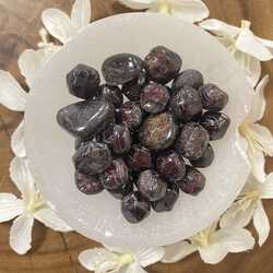Garnet-tumble-stone-crystal