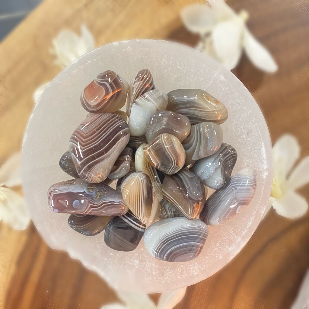 Crystal-tumble-stone-grey-agate